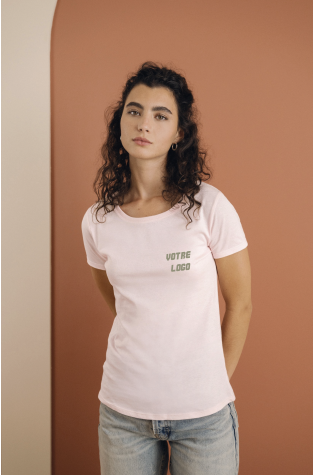 femme habillée d'un tee shirt personnalisée
