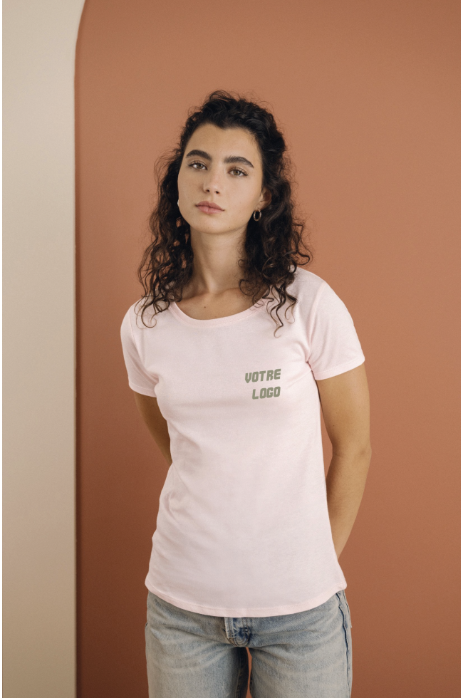 femme habillée d'un tee shirt personnalisée rose