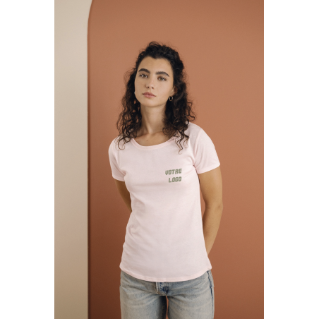 femme habillée d'un tee shirt personnalisée rose