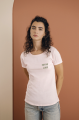 femme habillée d'un tee shirt personnalisée rose